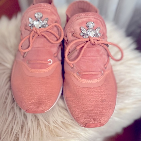 Cute PUMA stylish and comfy gym shoe! - Picture 3 of 6